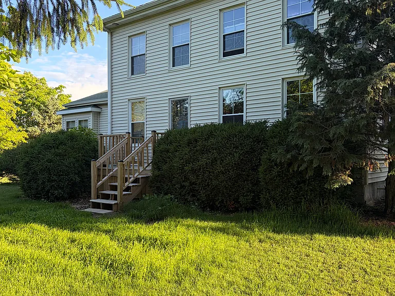 W235N8019 Woodside Rd — Photo 4
