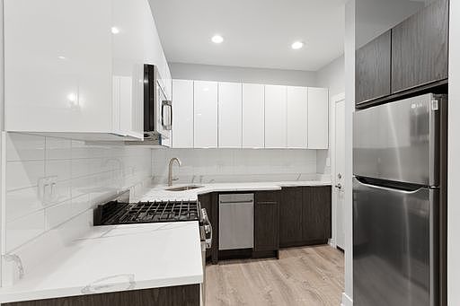 2nd image of 6118 N Winthrop Ave APT 2W