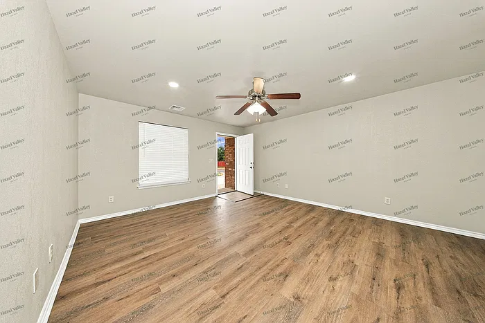3 bed, 2.0 bath, 1095 sqft, $1,395 — Photo 3