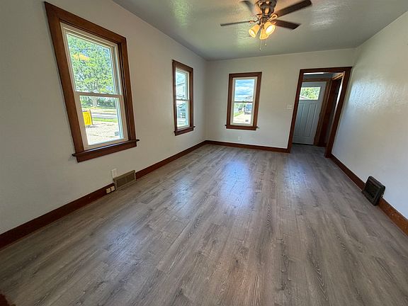 3rd image of 440 Winsor St