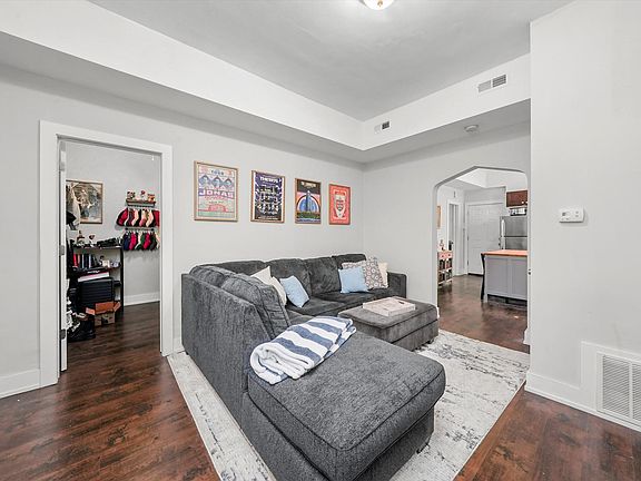 2nd image of 1056 N Ashland Ave #3R