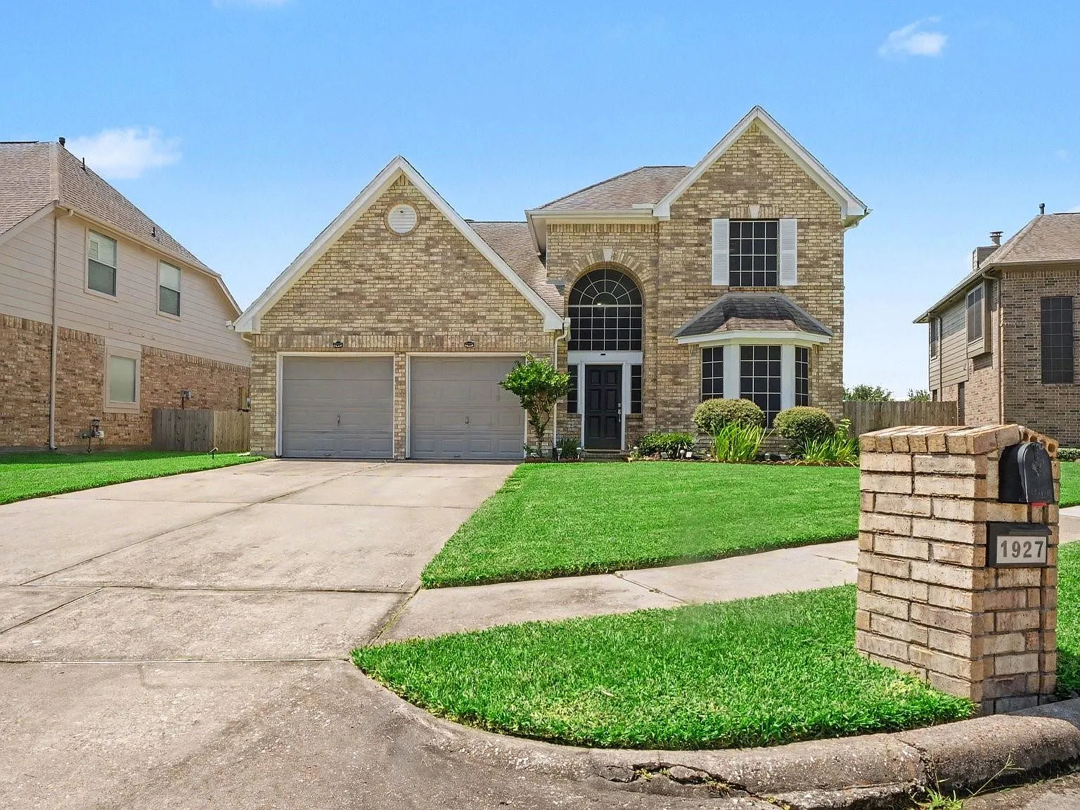 4 bed, 2.5 bath, 2303 sqft, $2,680 — Photo 3