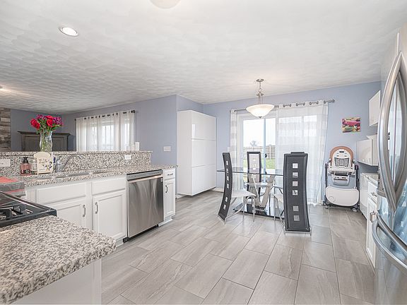 3rd image of 215 Trent Ln