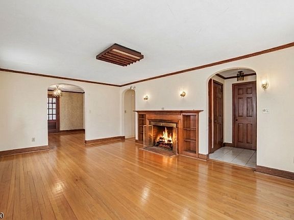 3rd image of 230 Sandford Ave