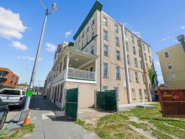 133-135 Saint James Pl