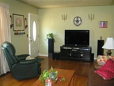 4th image of 1249 Park Ave