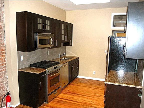 3rd image of 816 Willow Ave
