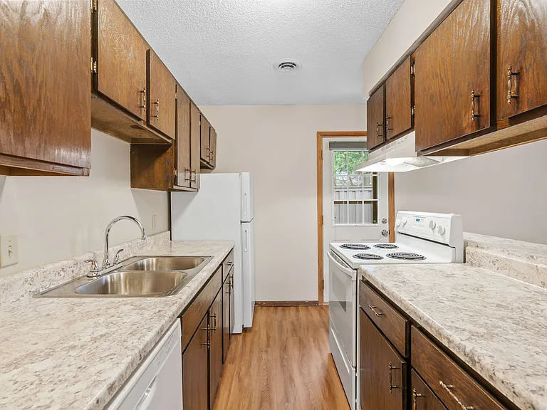 Griffin Court Apartments — Photo 41