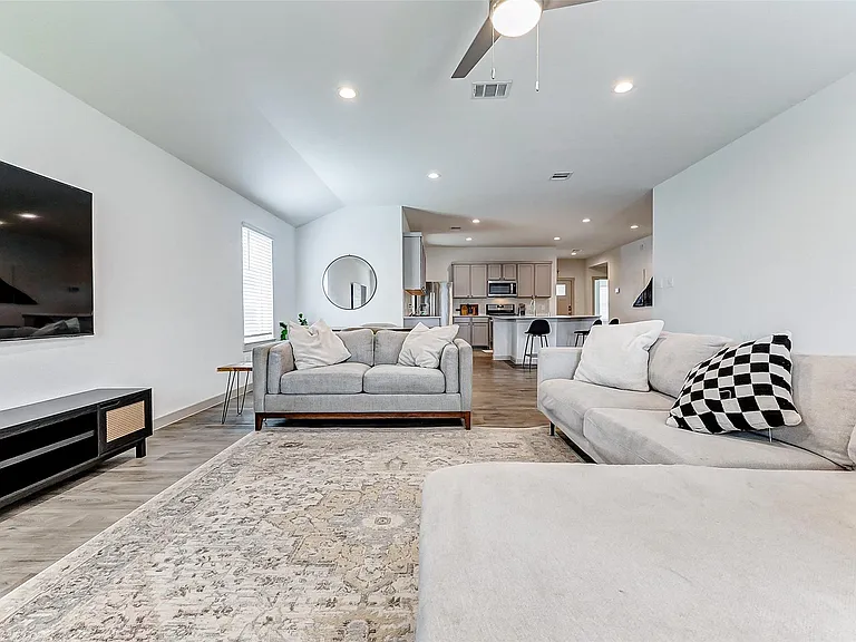 1731 William Scott St — Photo 23