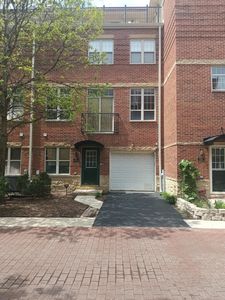 3258 N Pier Ct, Chicago, IL, 60618