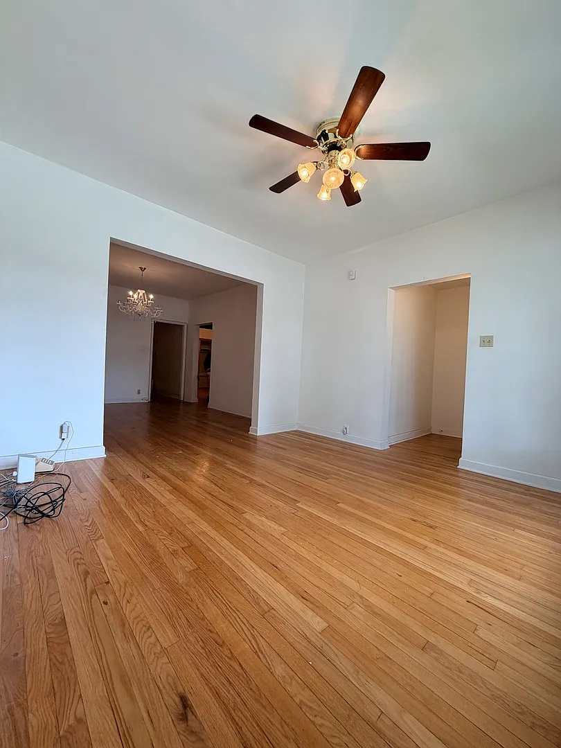 3 bed, 900 sqft, $2,100 — Photo 3