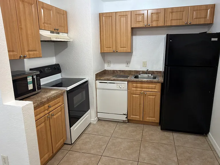 651 SW 9th St #7 — Photo 4