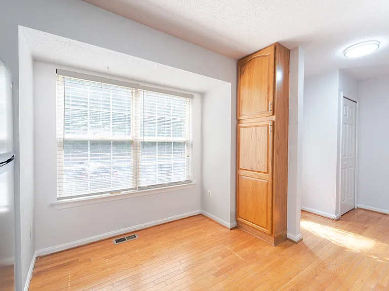 413 Lakeview Ct — Photo 11
