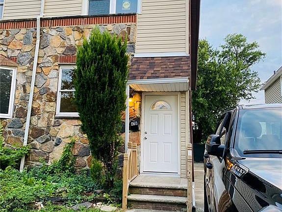 2nd image of 476 Adams Ave