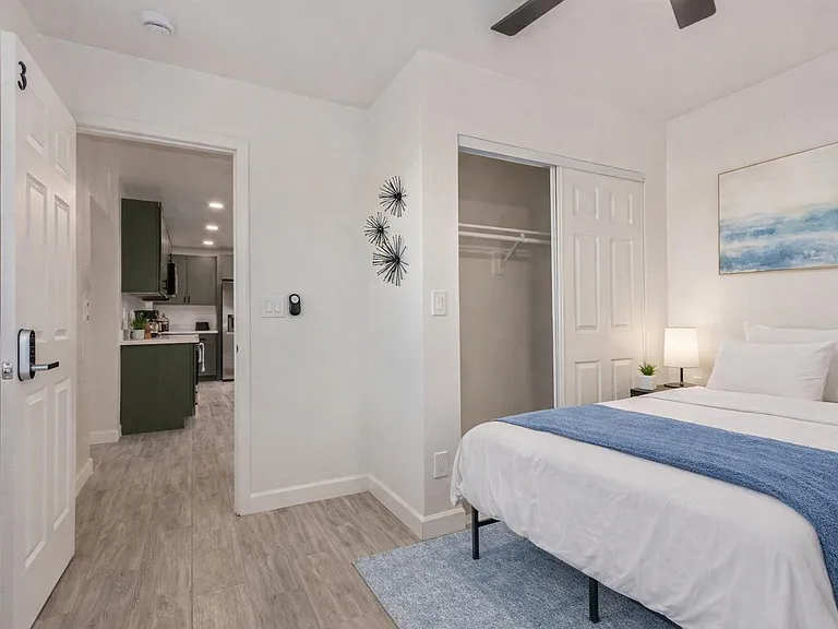 Queen Size Bed,Bedding and rug virtually staged.