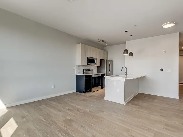 115 W Hamburg — Photo 44