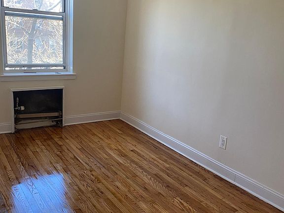 5th image of 14309 Barclay Ave APT 4E
