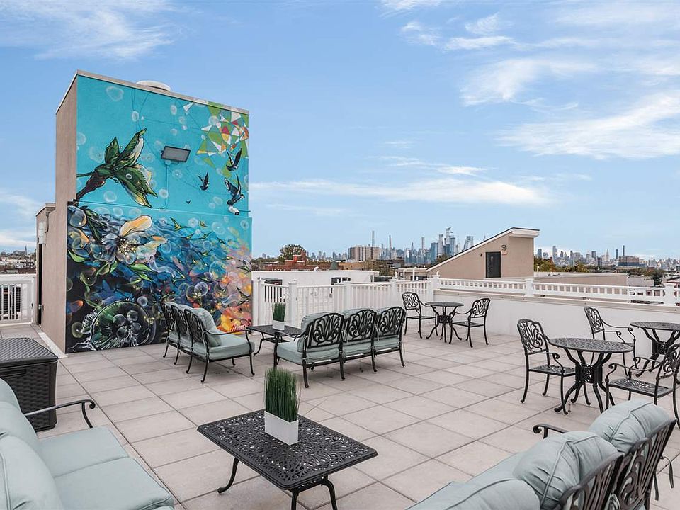 1st image of 974 Summit Ave #401