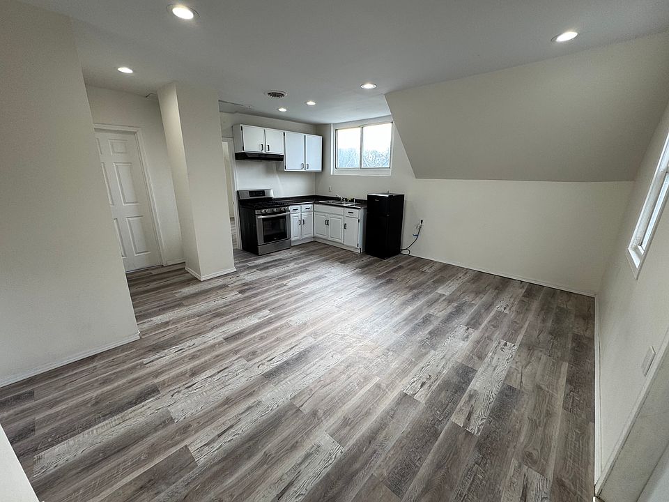 1st image of 168 Farmer St #2