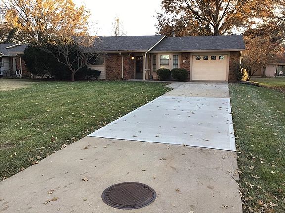 Large front yard to enjoy but let Foxwood do the mowing.