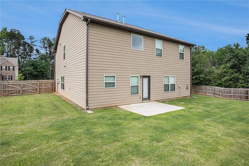 4 bed, 2.5 bath, 2894 sqft, $2,700 — Photo 2