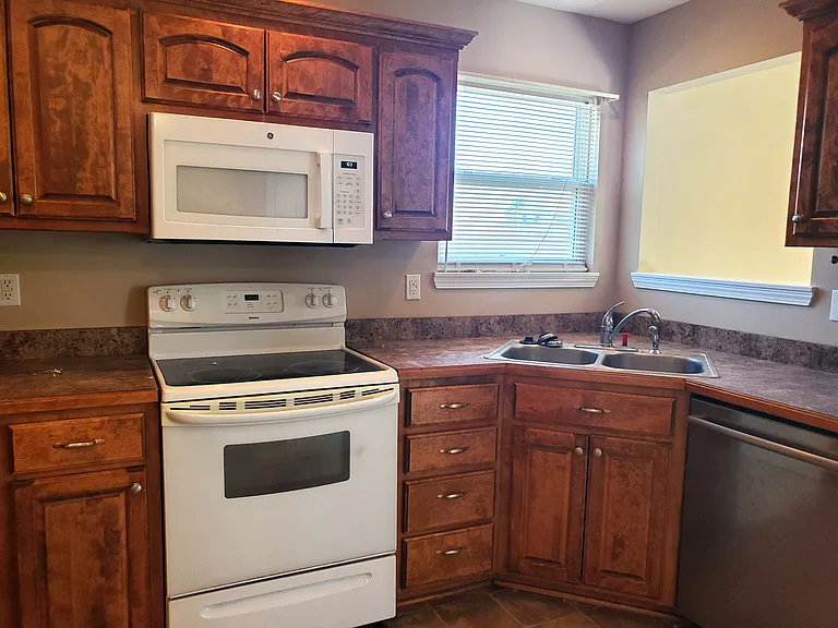 1216 Cypress Ct — Photo 3