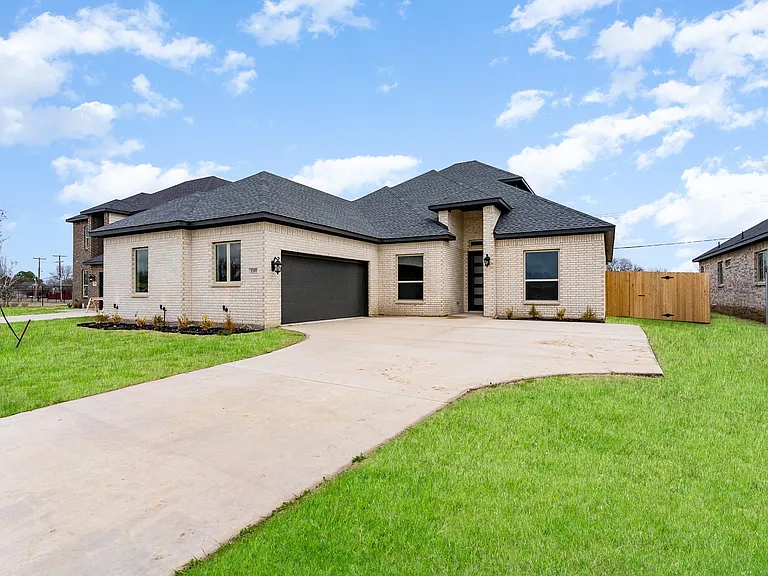 5209 Noble Ln — Photo 1
