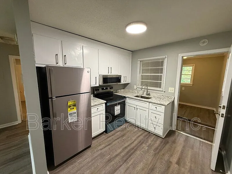 2 bed, 1.0 bath, 672 sqft, $1,200 — Photo 3