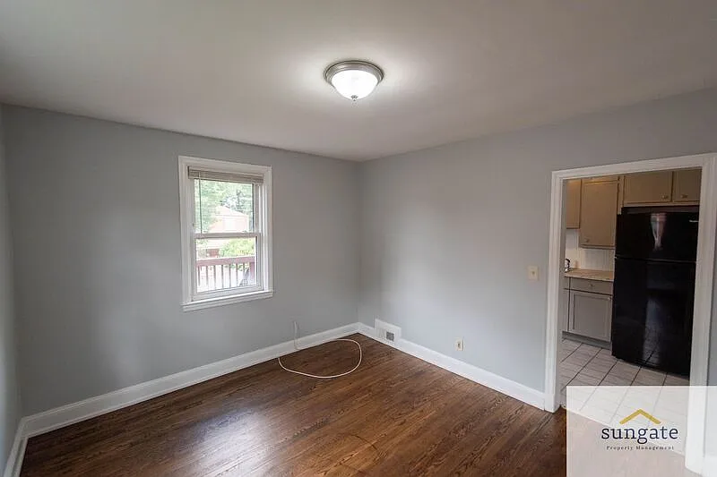 3 bed, 2.0 bath, 1302 sqft, $2,100 — Photo 4
