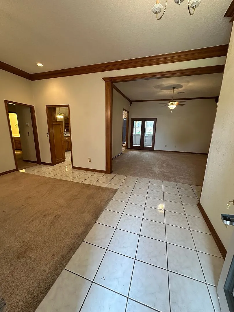 4 Bed, 2.5 Bath Brick home with 2 car garage — Photo 2