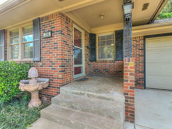 4th image of 2346 Oxford Way