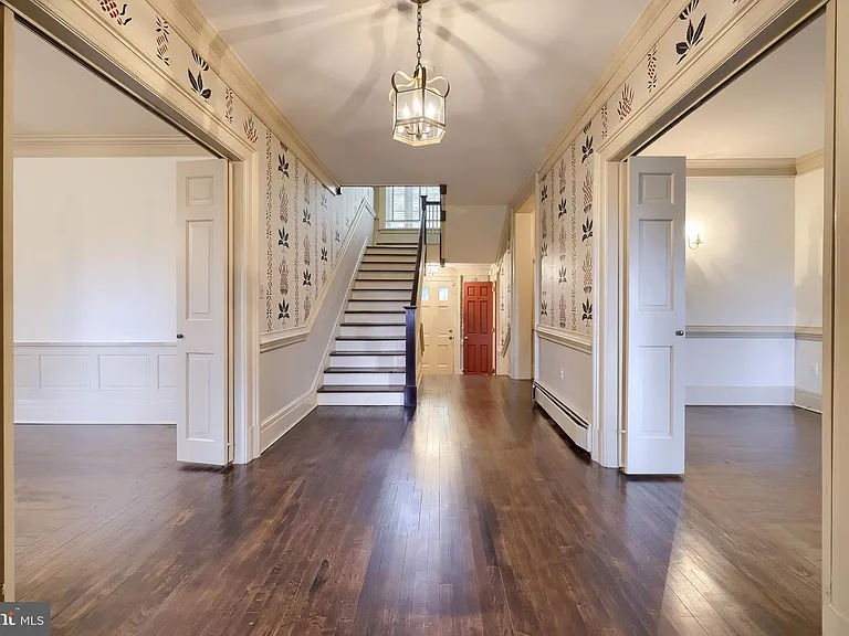 226 E Caracas Ave — Photo 4