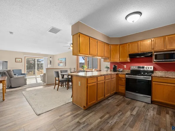 1117 S Newport Pl, Sioux Falls, SD 57106