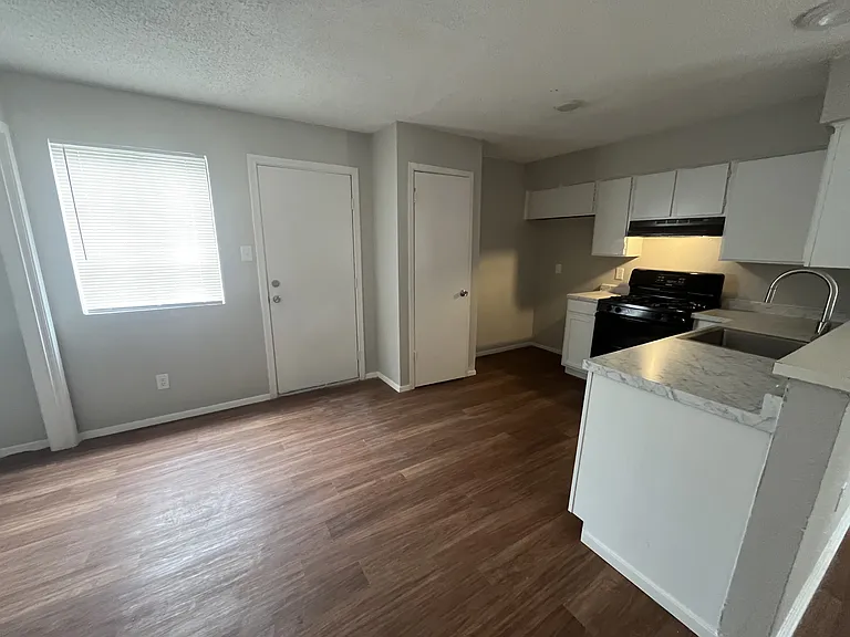 817 Bracewood Cir #B — Photo 3