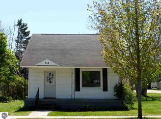 714 James St, Frankfort, MI 49635