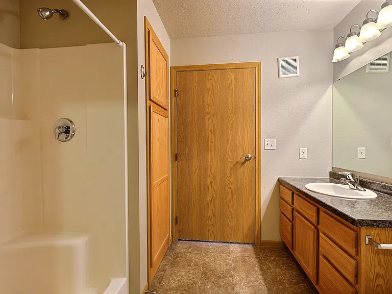Fargo, ND East Bridge Apartments | Bathroom