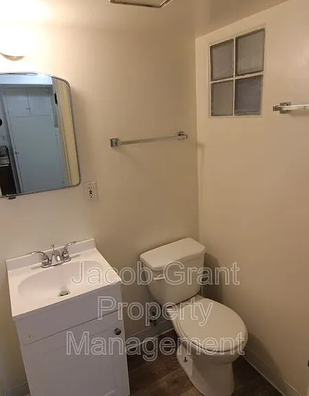 1110 E Lewis St #1/2 — Photo 3