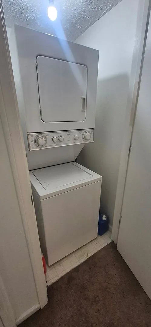 1 Bed 1 Bath unit — Photo 2