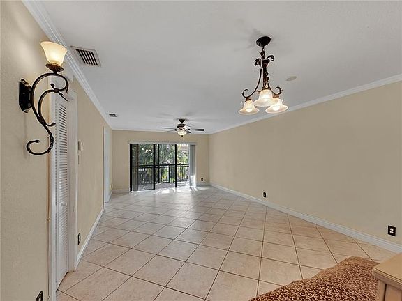 4th image of 238 SE 10th Ave #238