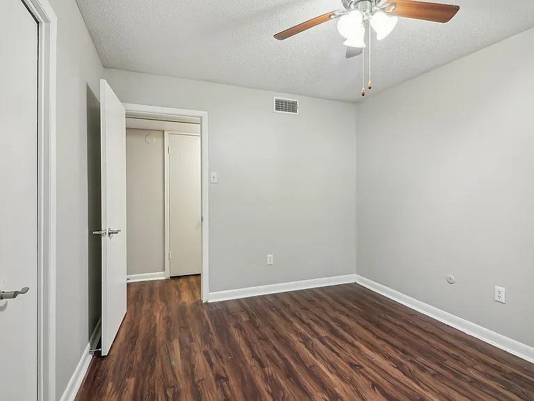 18-web-or-mls-James Ave-016