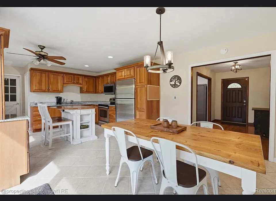 4 bed, 2684 sqft, $2,500 — Photo 2