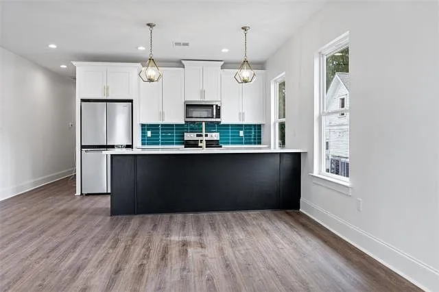 2 bed, 2.0 bath, 1100 sqft, $1,695 — Photo 2