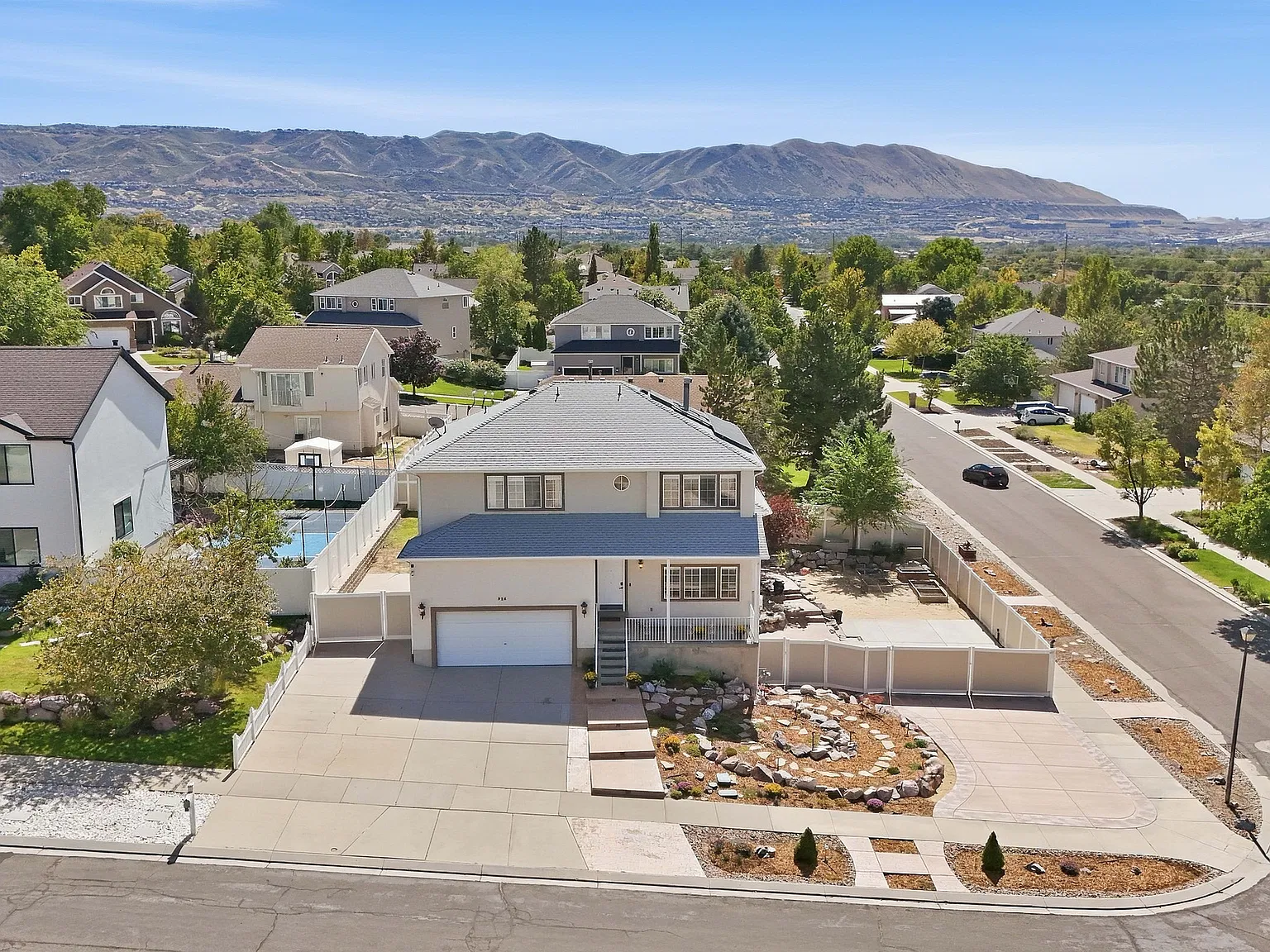 5 bed, 3.5 bath, 2822 sqft, $2,999 — Photo 1