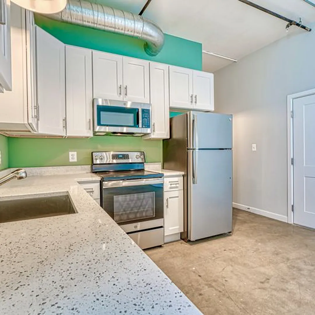 923 S East Ave — Photo 4