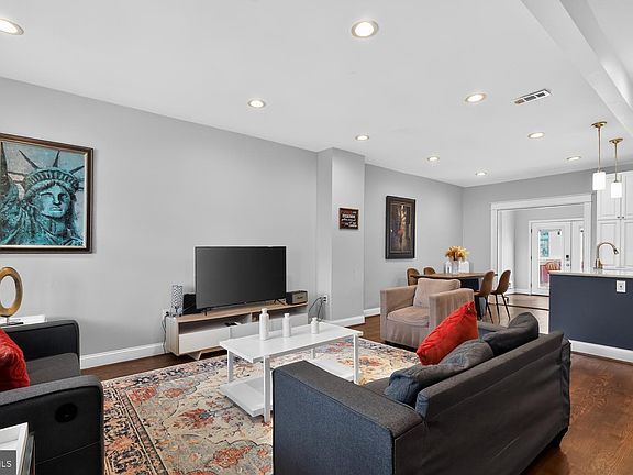 5th image of 2630 10th St NE