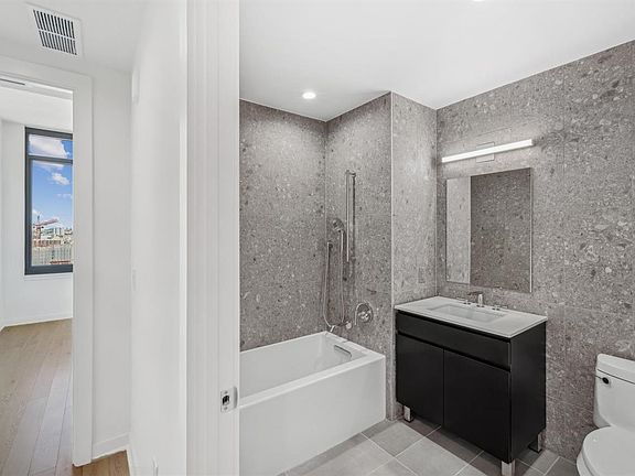 4th image of 151 Bay St #1402