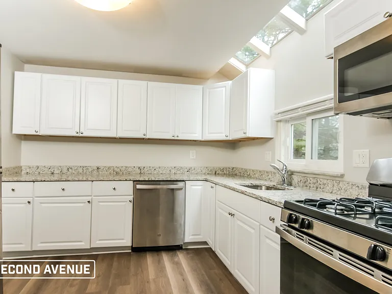 3140 Camberly Dr — Photo 2