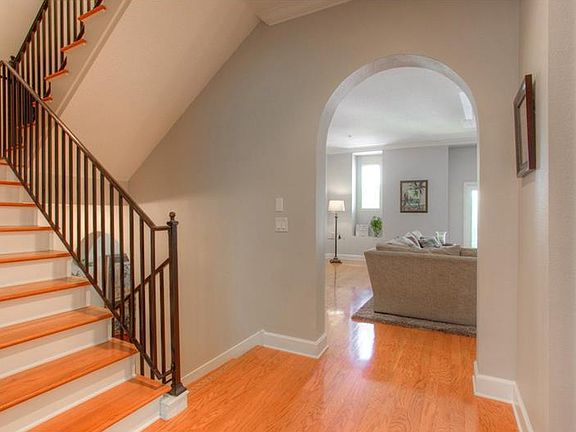 4th image of 2001 W De Leon St APT 2
