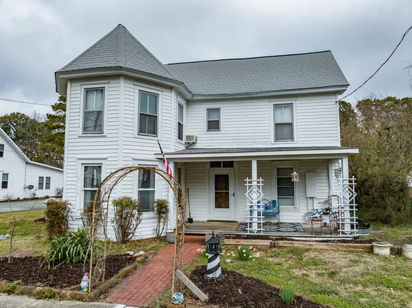 39 Main St, Wachapreague, VA 23480