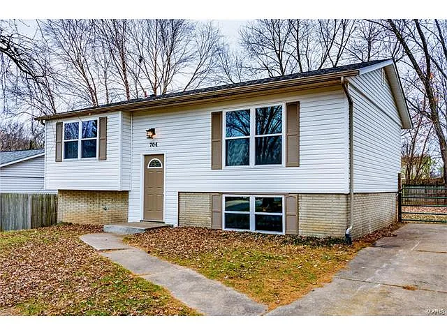 704 Valley View Dr photo 1